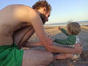 Wem y su hija mirando el mar - Luna Nueva en Piscis