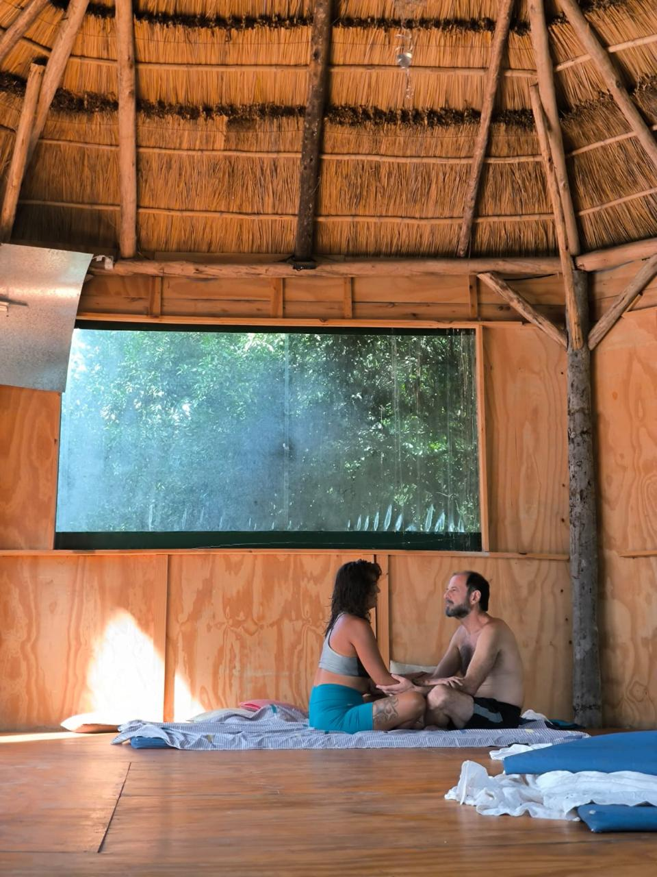 Práctica de masaje Tantra en retiro, dos personas en encuentro presente